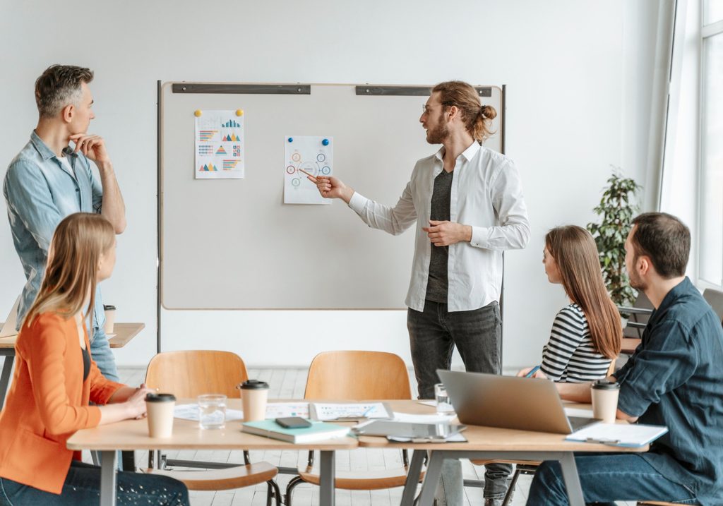 O alinhamento entre equipas de marketing e vendas ajuda a facilitar a decisão do cliente.